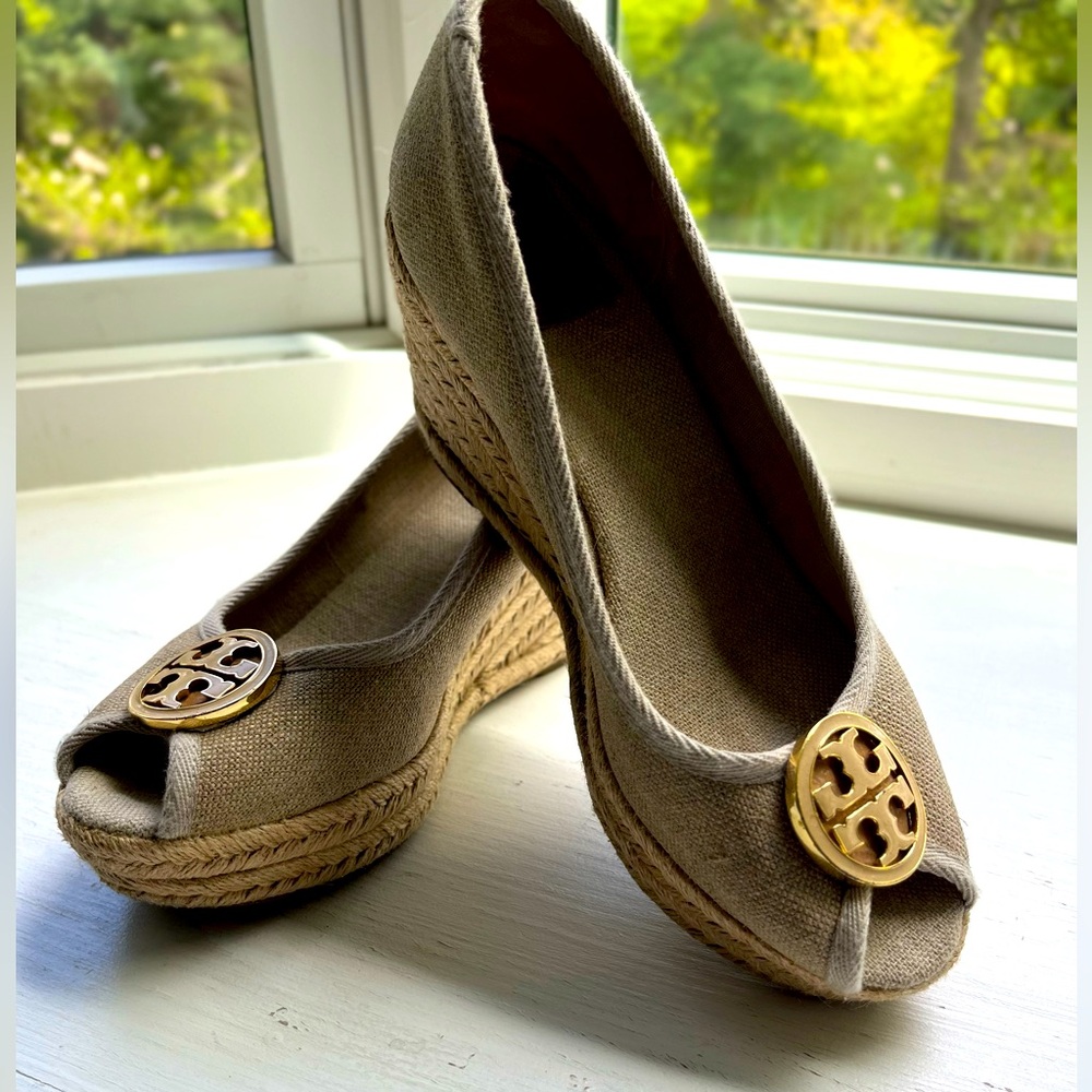Tory Burch wedge open toe Seize 9.5 canvas beige canvas 3” Espadrille Wedge heel